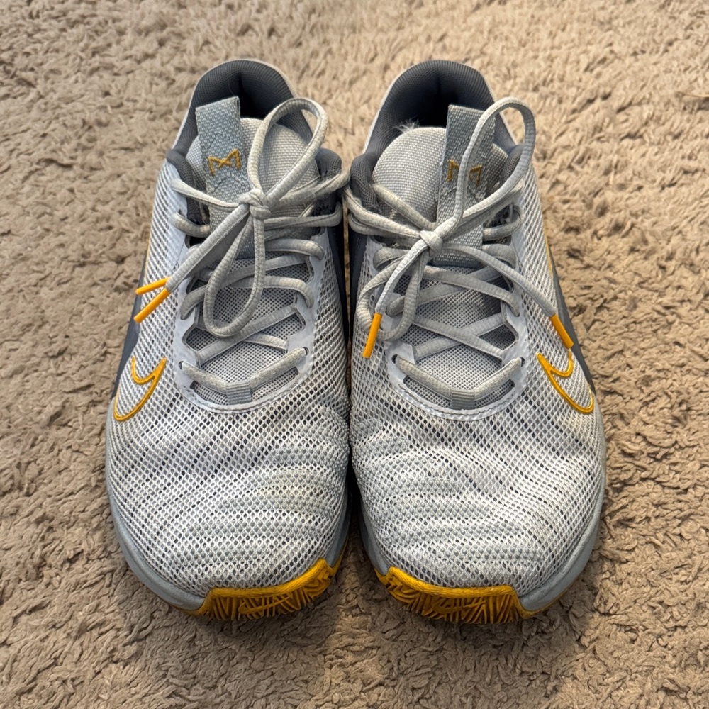 Nike Metcon 9 Men’s Shoes. Gray and Yellow Size 9.